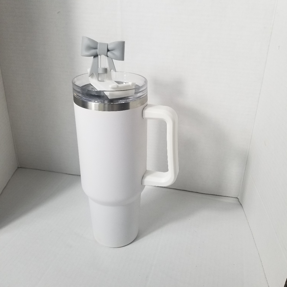 WHITE TUMBLER WITH GRAY BOW STRAW CLOSURE
